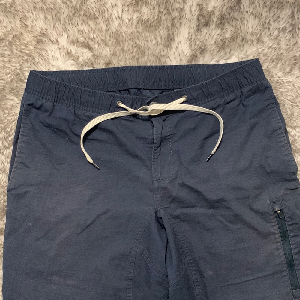 Mens Vuori Ripstopper pant. Size L. Navy color. Perfect for activity or work.